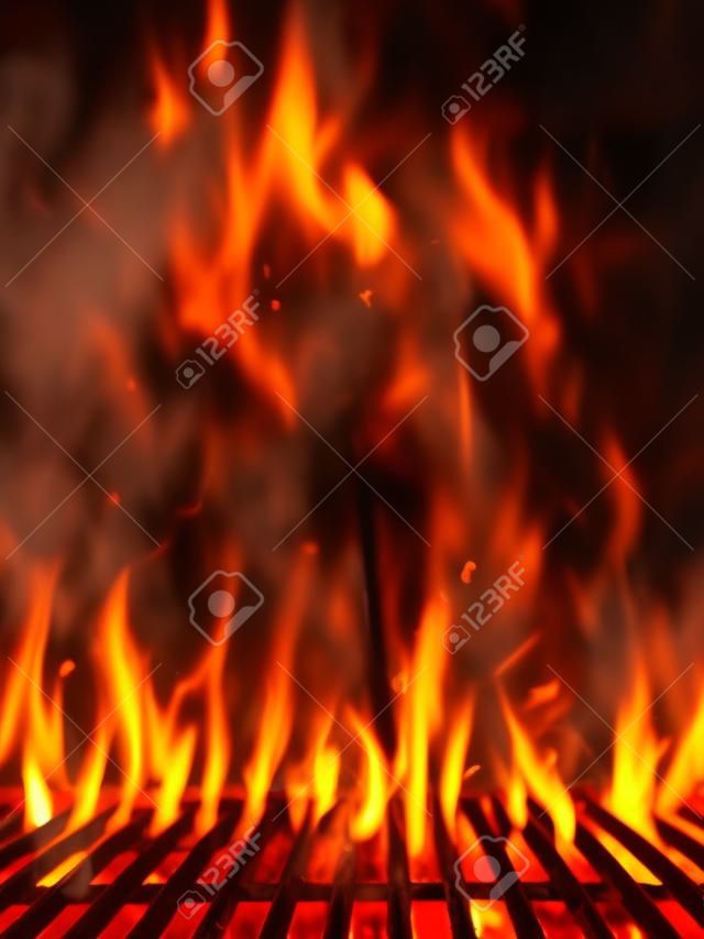 Pusty płonący grill węglowy z otwartym ogniem.