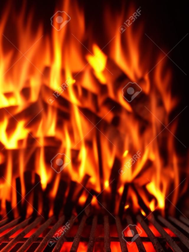 Pusty płonący grill węglowy z otwartym ogniem.