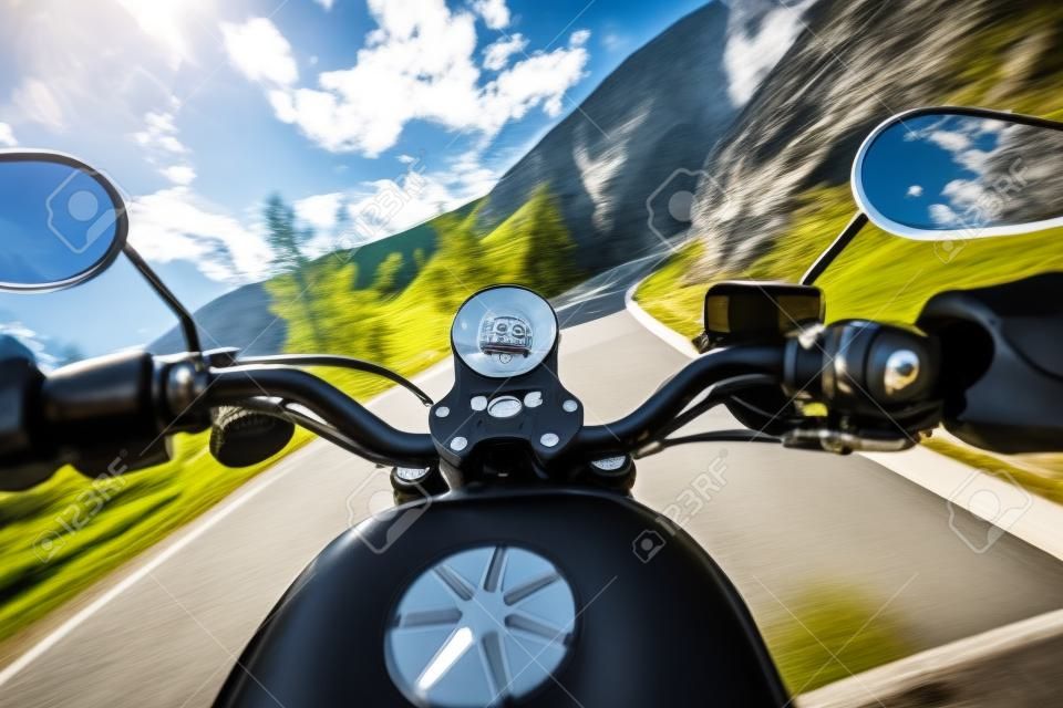 アルパイン高速道路に乗ってオートバイの運転手, ハンドルバービュー, オーストリア, ヨーロッパ.
