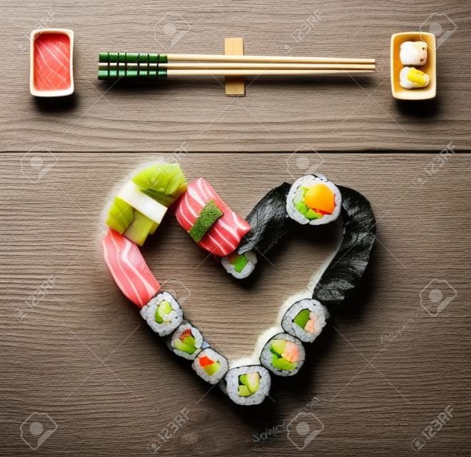 Piezas de sushi japonés tradicional sobre fondo de hormigón rústico.