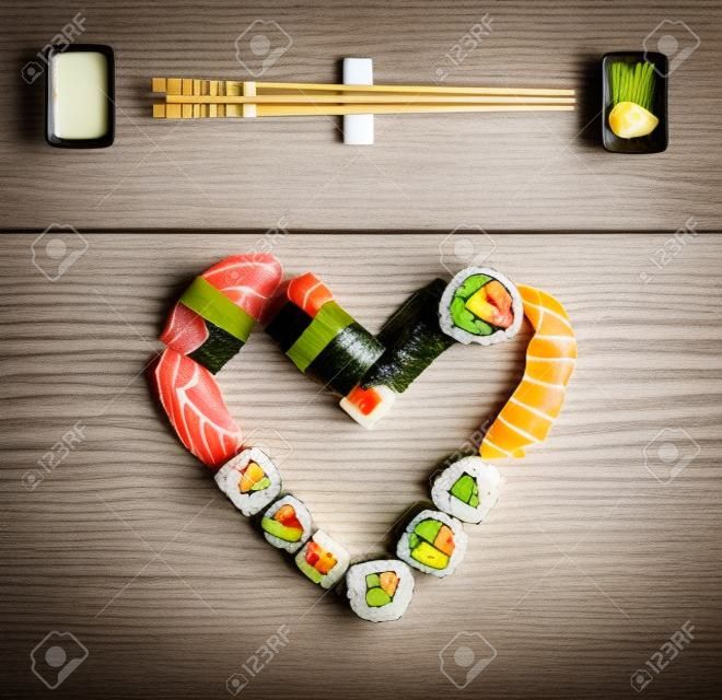 Morceaux de sushi japonais traditionnels sur fond de béton rustique.
