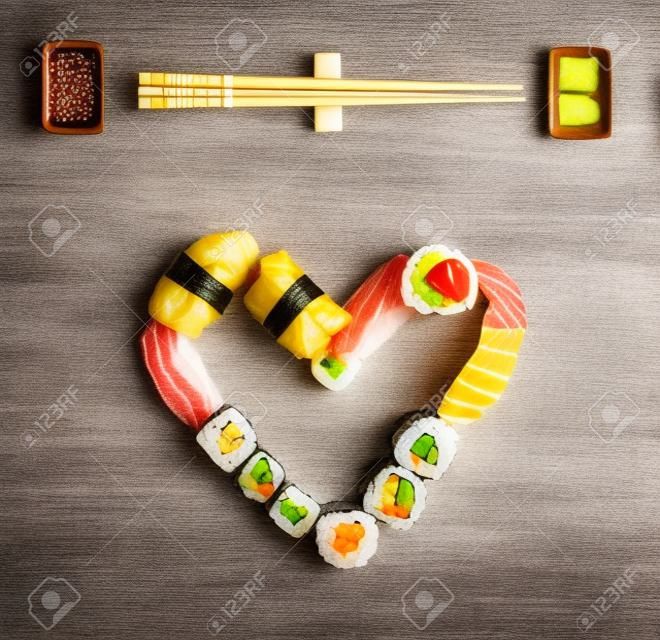Morceaux de sushi japonais traditionnels sur fond de béton rustique.