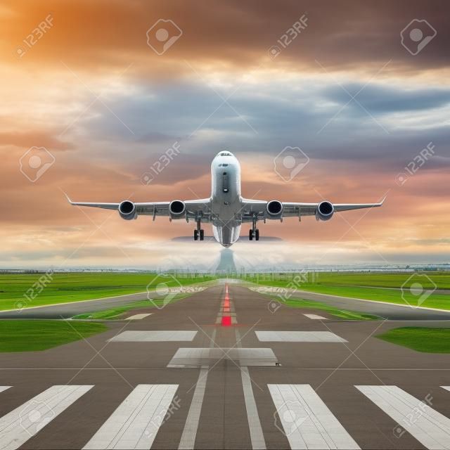 Avião decolando do aeroporto, vista para a frente.