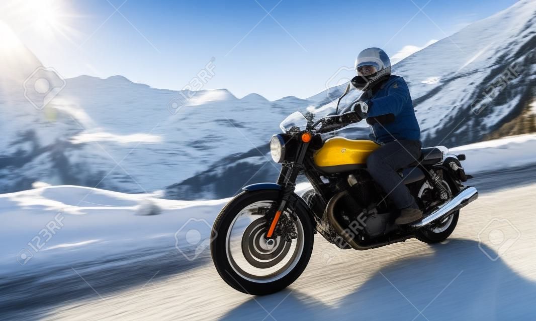 Conductor de motocicleta montando en la carretera alpina, Nockalmstrasse, Austria, Europa.