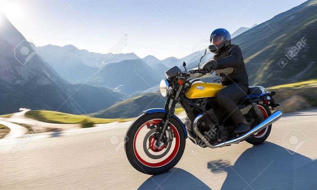 Kierowca motocykla jedzie na autostradzie alpejskiej, Nockalmstrasse, Austria, Europa.
