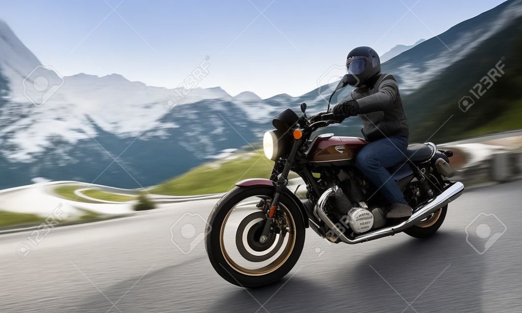 Conductor de motocicleta montando en la carretera alpina, Nockalmstrasse, Austria, Europa.