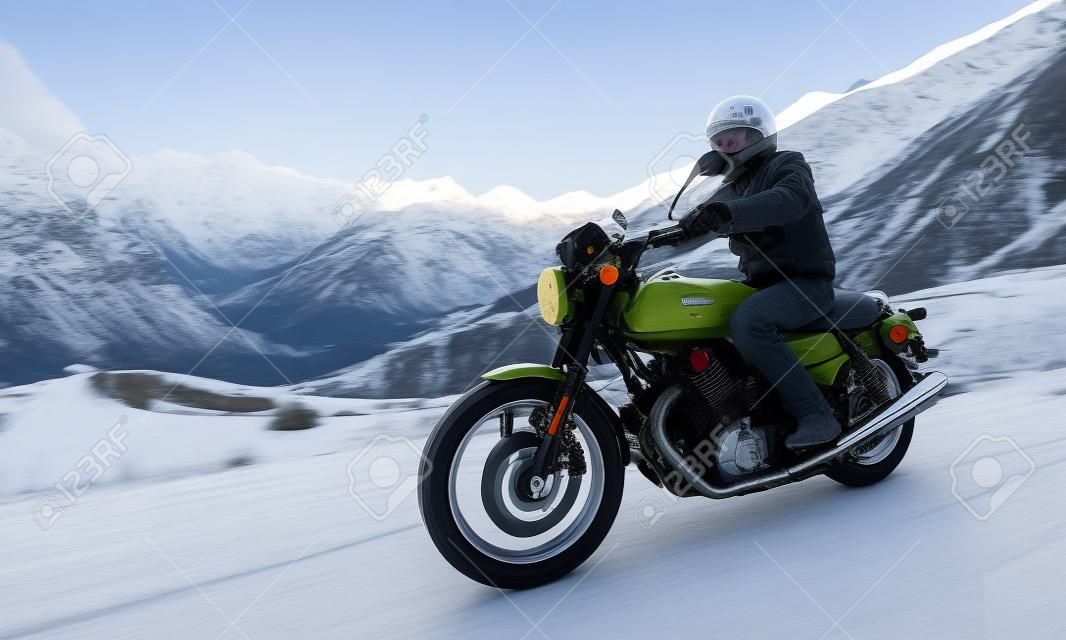 Motociclista in sella in autostrada alpina, Nockalmstrasse, Austria, Europa.