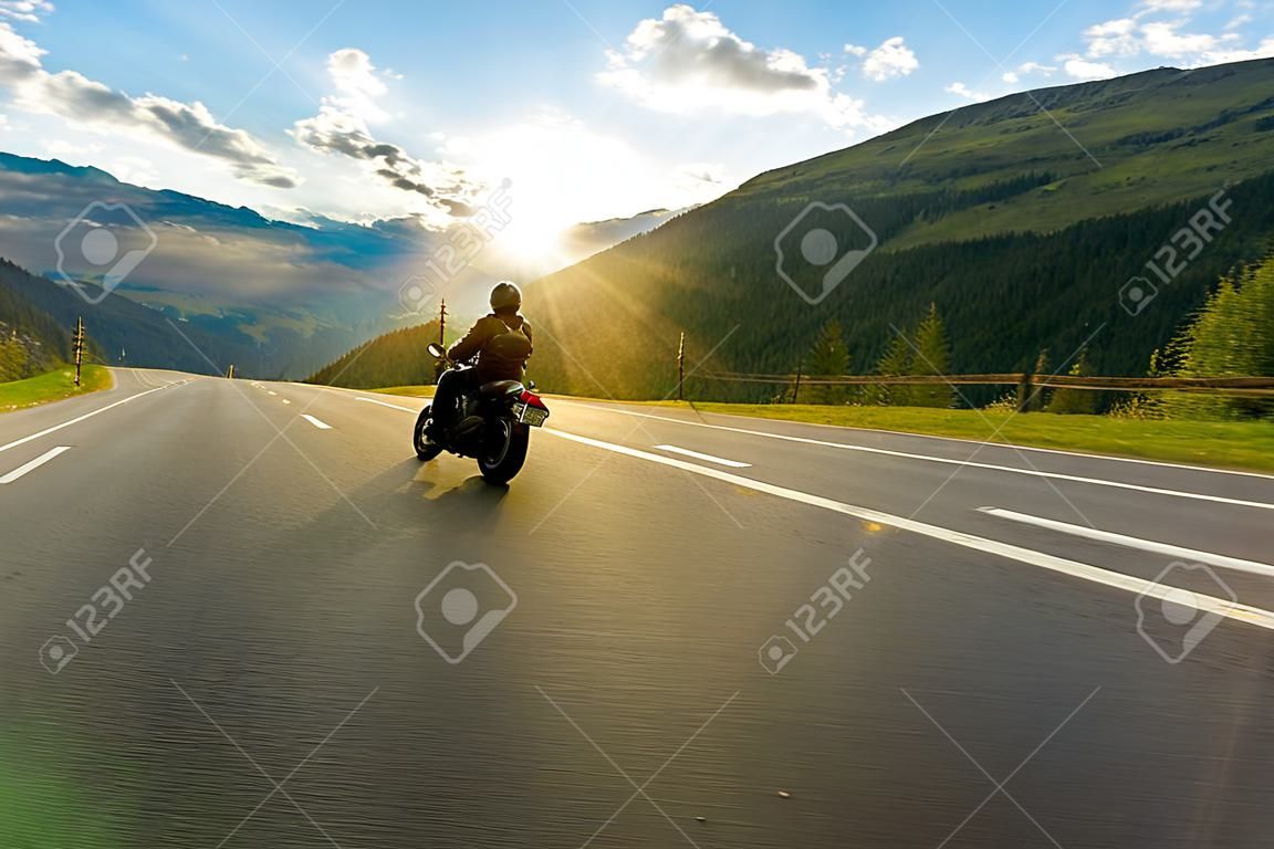 Conductor de motocicleta en la autopista alpina, Nockalmstrasse, Austria, Europa central.