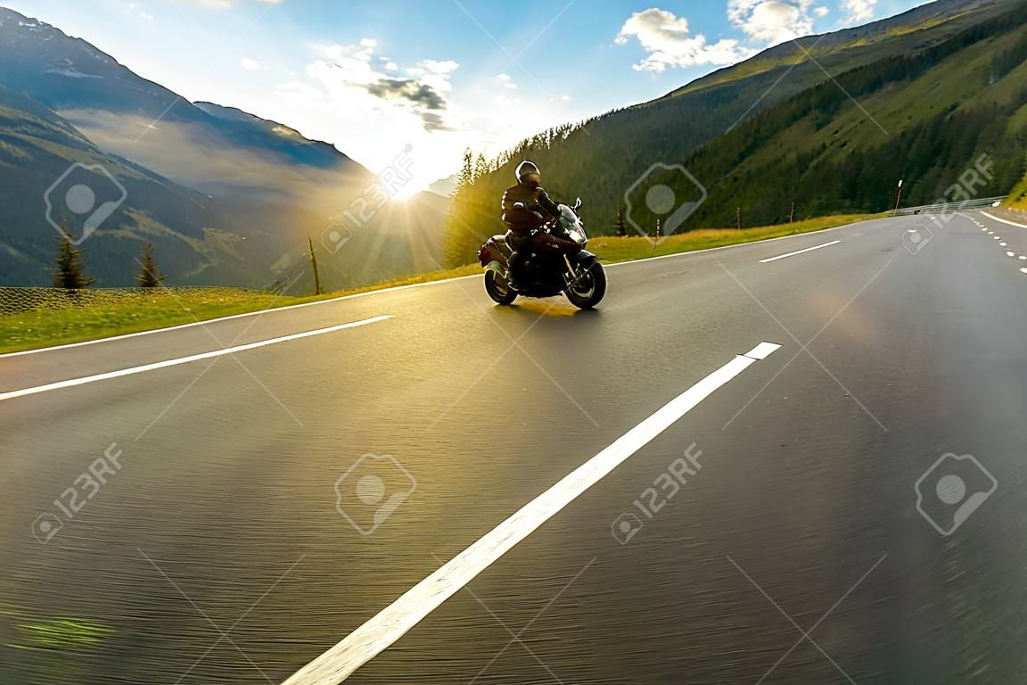 Motociclista in sella in autostrada alpina, Nockalmstrasse, Austria, Europa centrale.