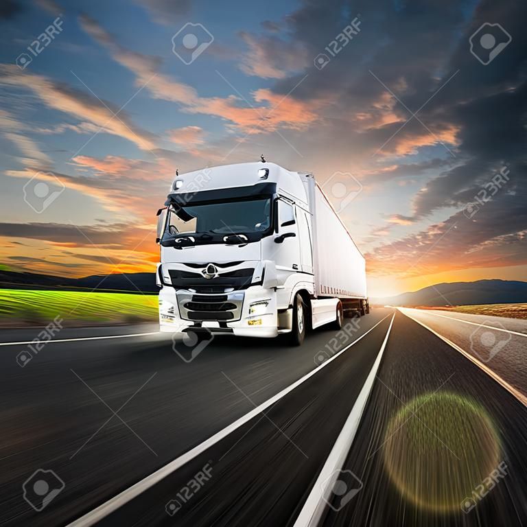 Ciężarówka z kontenerem na autostradzie, koncepcja transportu ładunków. efekt golenia.