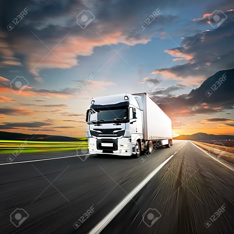 Vrachtwagen met container op de snelweg, vrachttransport concept. Scheereffect.