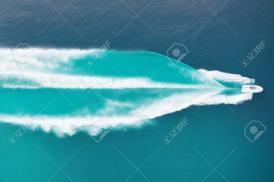 Bateau rapide en mer méditerranée, vue aérienne