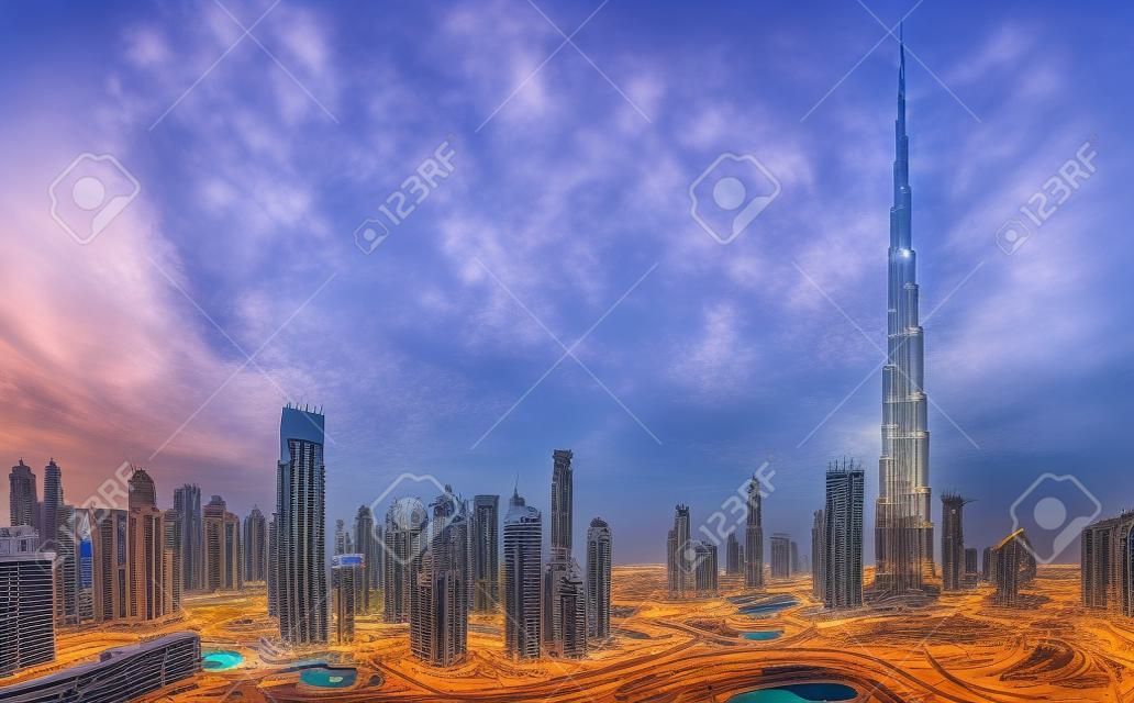 Niesamowity panoramiczny widok na futurystyczną panoramę Dubaju, Zjednoczone Emiraty Arabskie