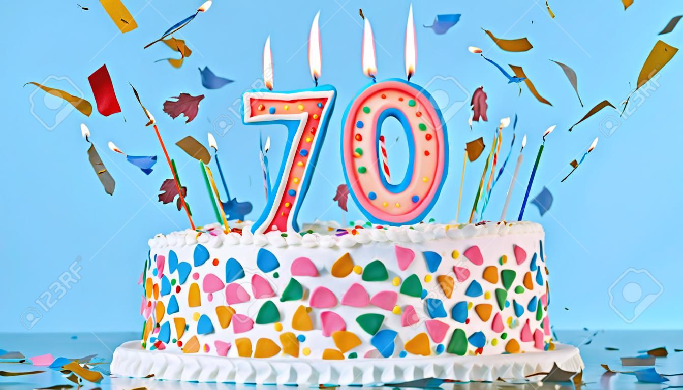 Bunte, leckere Geburtstagstorte mit Kerzen in Form der Zahl 70.