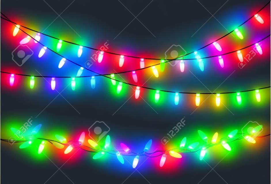 Lampki choinkowe na przezroczystym tle. Kolorowa, jasna girlanda świąteczna. Wektor czerwony, żółty, niebieski i zielony blask żarówek na strunach drutu. Szablon wektor