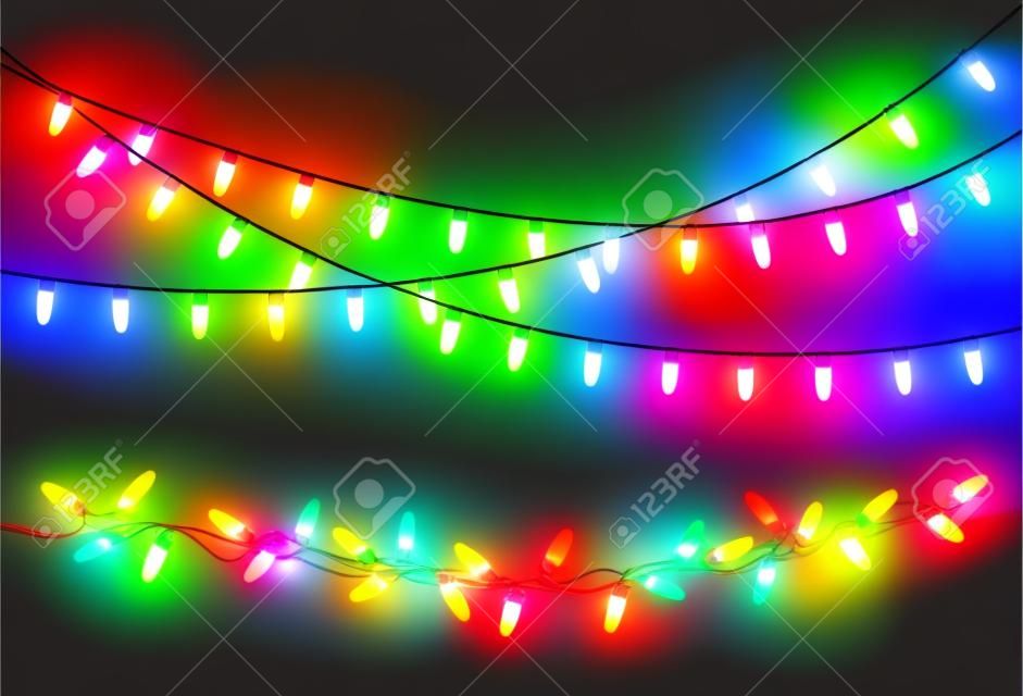 Lampki choinkowe na przezroczystym tle. Kolorowa, jasna girlanda świąteczna. Wektor czerwony, żółty, niebieski i zielony blask żarówek na strunach drutu. Szablon wektor