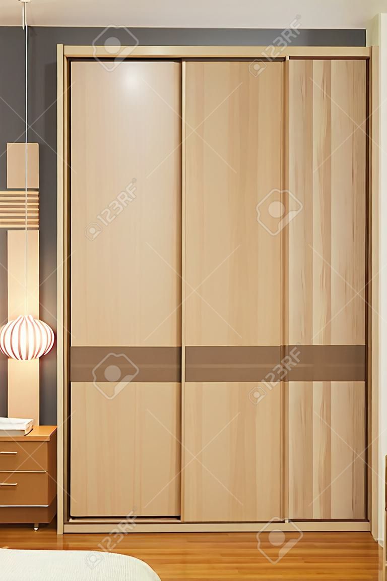 раздвижные двери Шкаф мебели в небольшой комнате.
