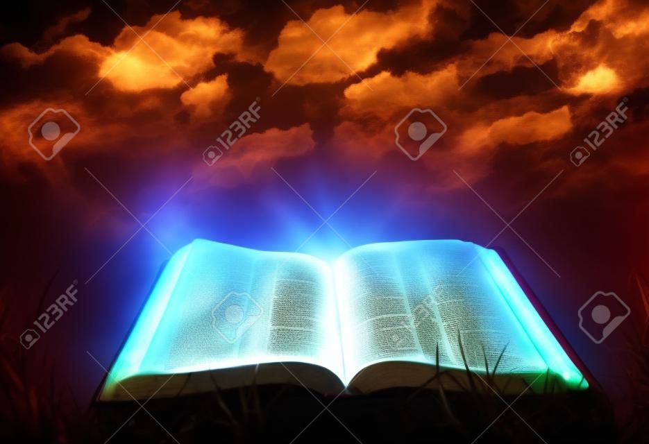 Abra la Biblia que brilla intensamente