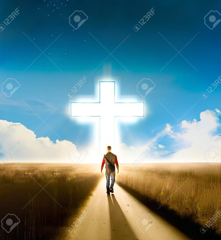 一个人走向一个巨大的基督徒十字架