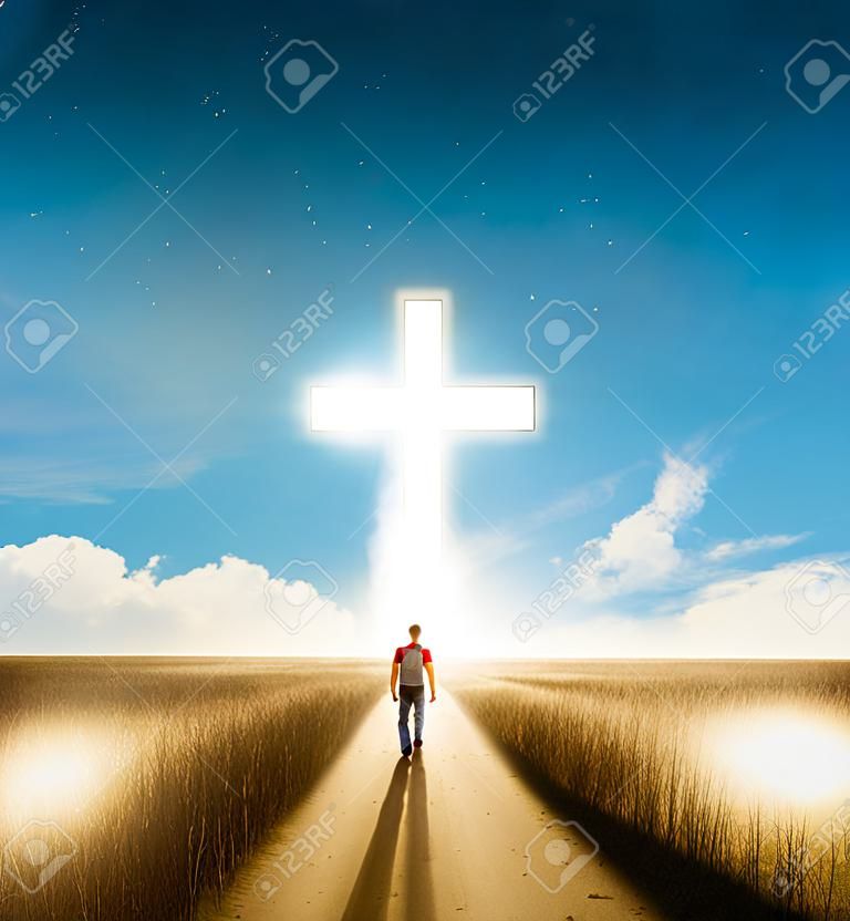 Un uomo che cammina verso una grande croce luminosa Christian