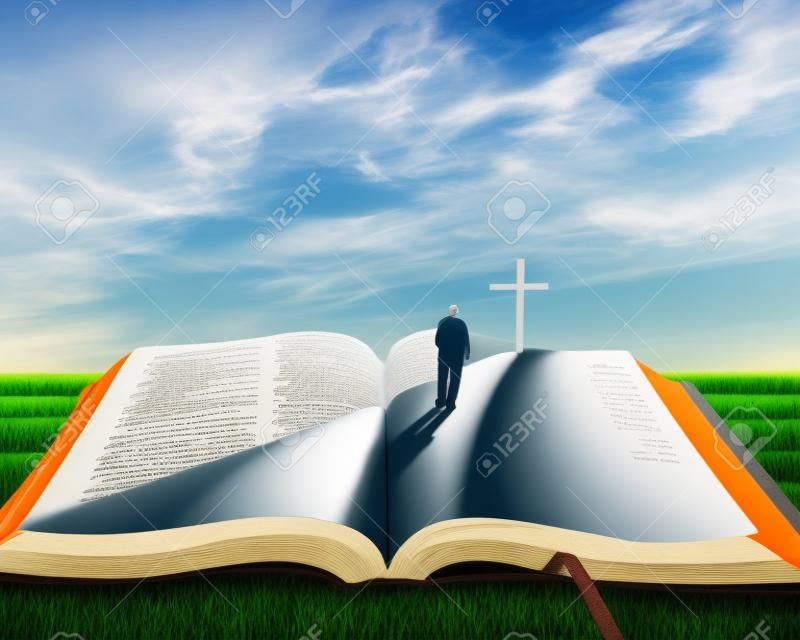 Uma bíblia aberta com grama e um homem caminhando em direção a uma cruz