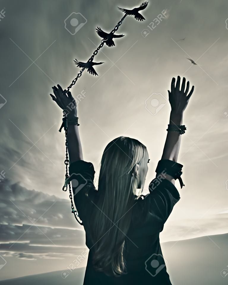 Uma mulher quebra suas correntes enquanto os elos se transformam em pássaros da liberdade