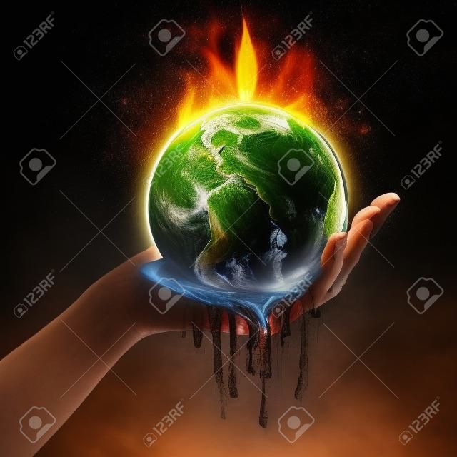Ręka trzyma Ziemię, która topi się od ognia.