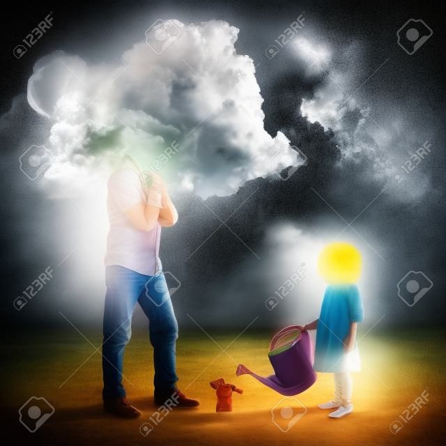 Imagen surrealista de un padre y una hija con nubes de tormenta y un sol brillante.
