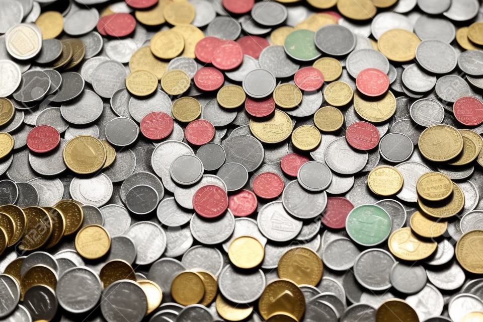 Herz aus einem Haufen von UK Münzen geprägt