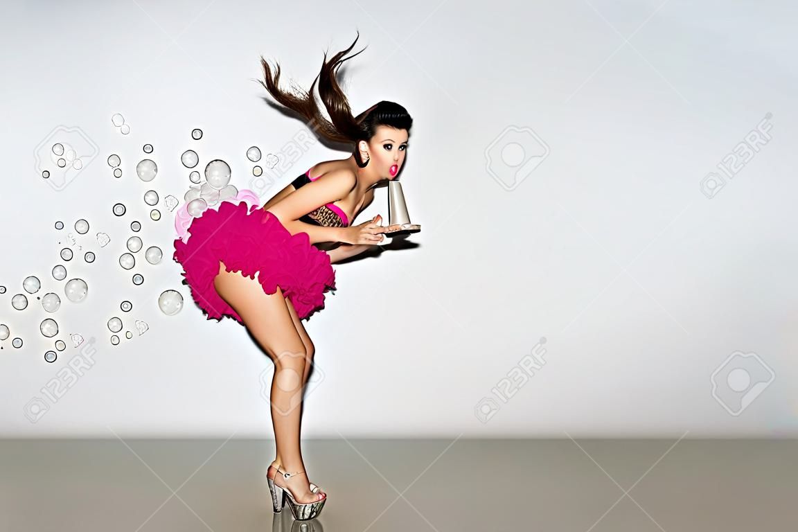 дурачиться веселье девушка дуть пузыри петь, пить шампунь, сумасшедший, модно тонировка, творческие компьютерные цвета