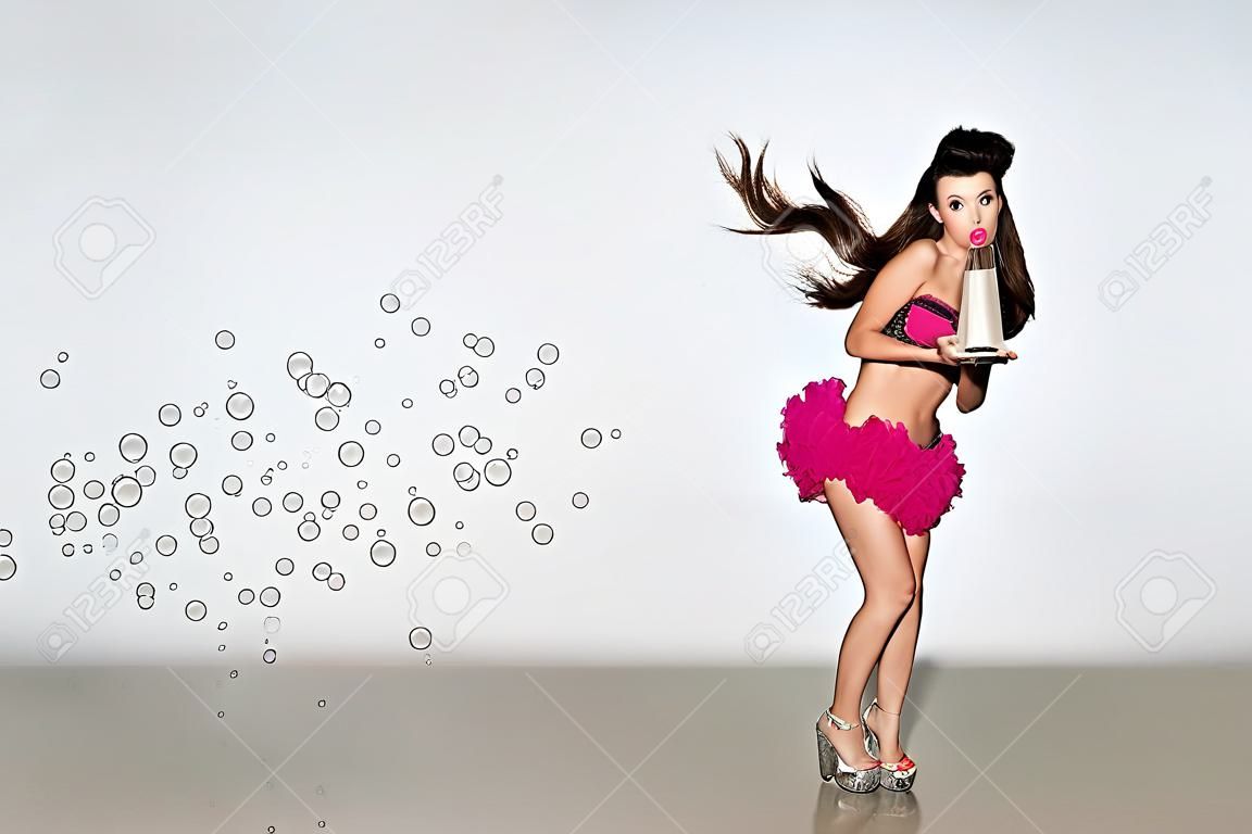 дурачиться веселье девушка дуть пузыри петь, пить шампунь, сумасшедший, модно тонировка, творческие компьютерные цвета