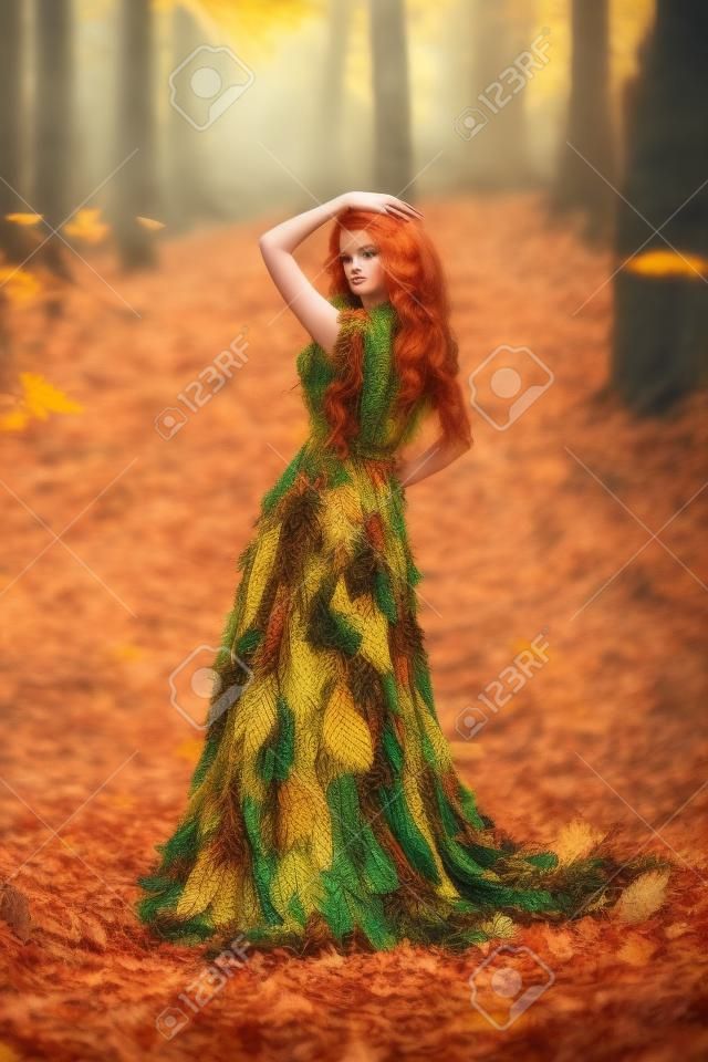 Menina fantástica na floresta do outono. Rainha triste da natureza em um vestido luxuoso com uma folha. Cabelo longo. Cores criativas
