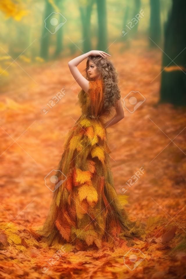 神奇的女孩在秋林中哀悼大自然的皇后在一件奢华的衣服上留着长长的头发