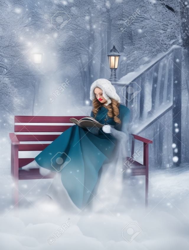 겨울의 이야기. 빈티지 드레스에서 아름 다운 여자입니다. 그녀는 벤치와 책을 읽고에 앉아있다. 눈과 백그라운드에서 감기. 긴 머리, 아기 얼굴. 창조적 인 색상