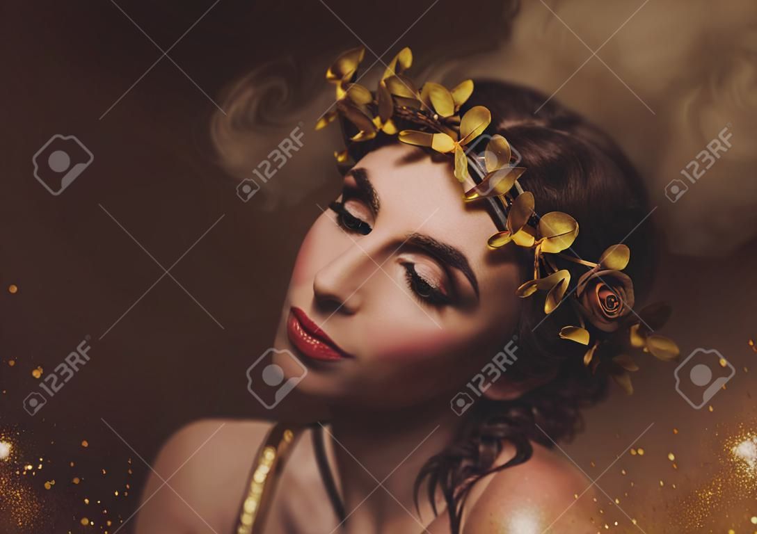 Nahaufnahmeportrait . Mädchen mit kreativem Make-up und mit goldenen Wimpern . Die griechische Göttin in einem Lorbeerkranz mit Blumen und antiken Rosen . Kunstgalerie