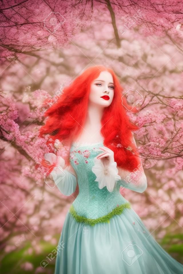 Fantasy-Porträt rothaarige Mädchen romantische Prinzessin steht im blühenden Frühlingsgarten. Blühende grüne Baumblumen. Langes Haar, rote Lippen, blasses Hautgesicht. Frau Königin mittelalterlichen Vintage kreatives Design Kleid