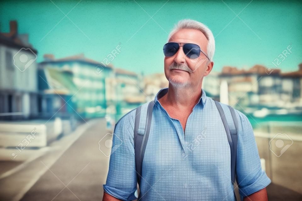 Bel homme. Portrait masculin en plein air. Homme d'âge moyen se reposant au bord de la mer, portrait en plein air d'été, image tonique. Saint Jean de Luz, France, image tonique.