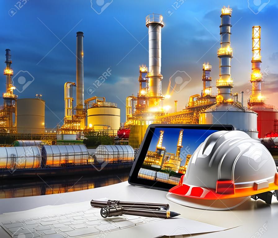 Güzel petrol rafinerisi arka plana karşı bilgisayar tablet üzerinde mühendislik çalışma