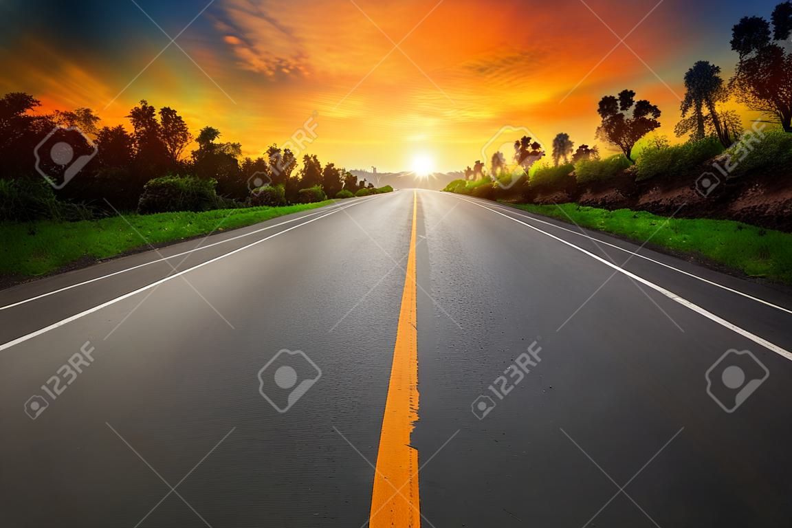 gyönyörű napfelkeltét égbolt aszfaltozott autópálya út vidéki színhely használatát közúti szállítási és utazási háttér, háttér