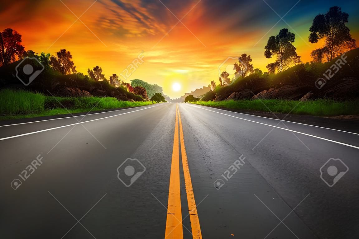 아스팔트 고속도로 농촌 현장 사용 육상 교통 도로 및 여행 배경, 배경으로 아름다운 태양 상승 하늘