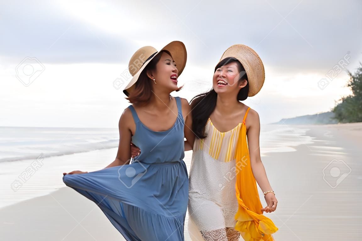 Ritratto di giovane donna asiatica con emozione felicità che porta bello vestito che cammina sulla spiaggia del mare e ridere uso gioiosa per le persone rilassante vacanza destinazione