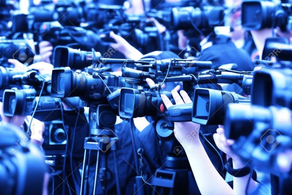 gran numero di giornalisti e giornalisti nell'evento radiotelevisivo