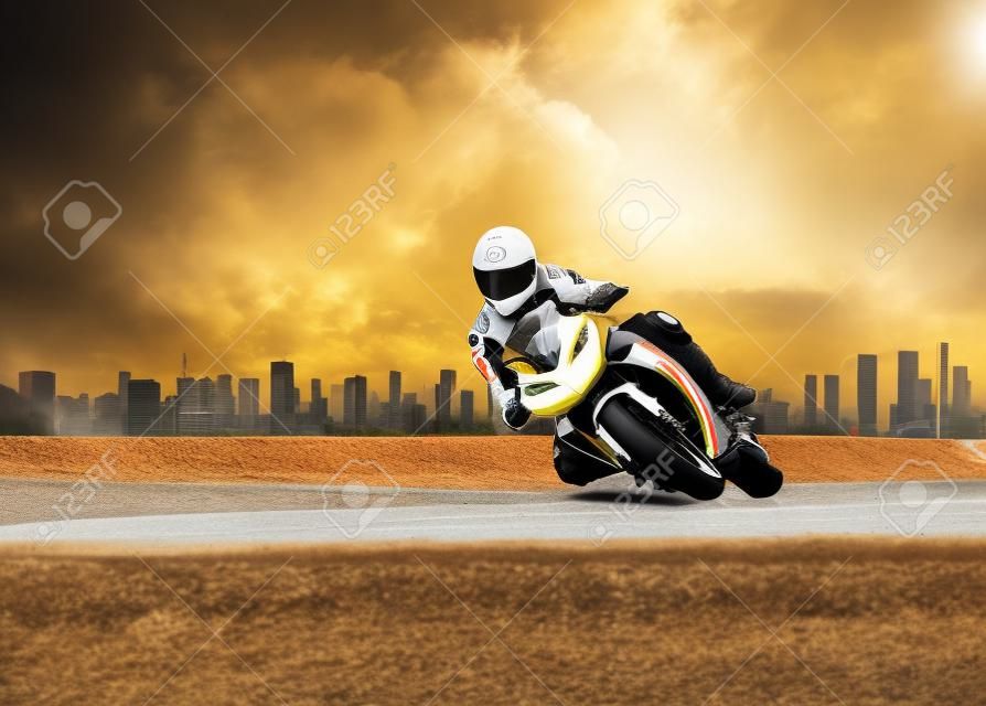 Uomo che indossa una tuta di sicurezza in sella a una moto da corsa sportiva su una curva a gomito autostrada