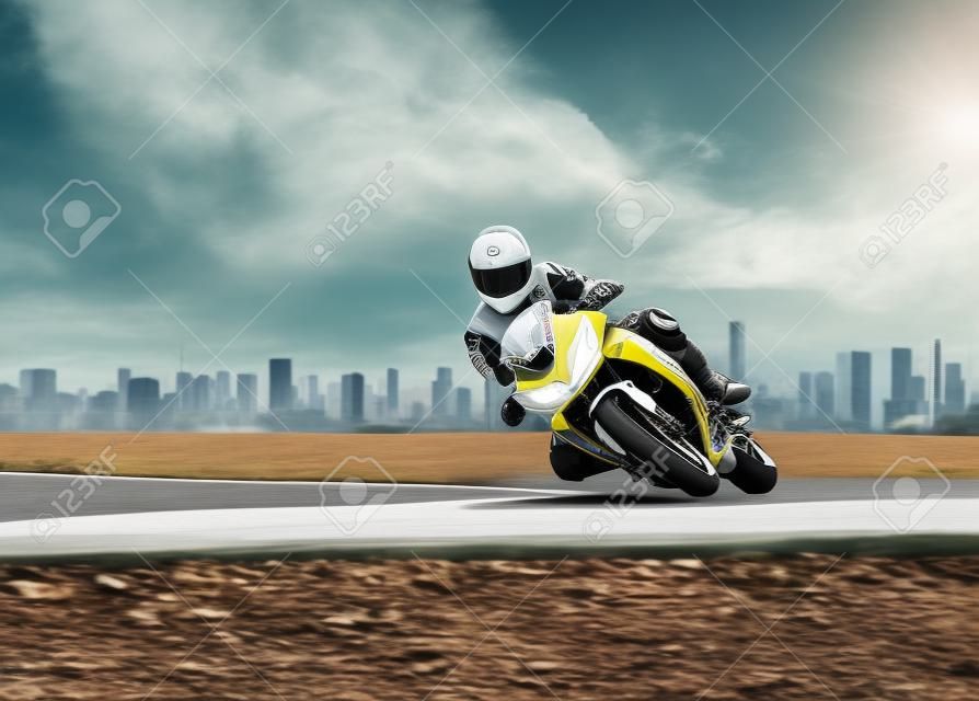 Uomo che indossa una tuta di sicurezza in sella a una moto da corsa sportiva su una curva a gomito autostrada