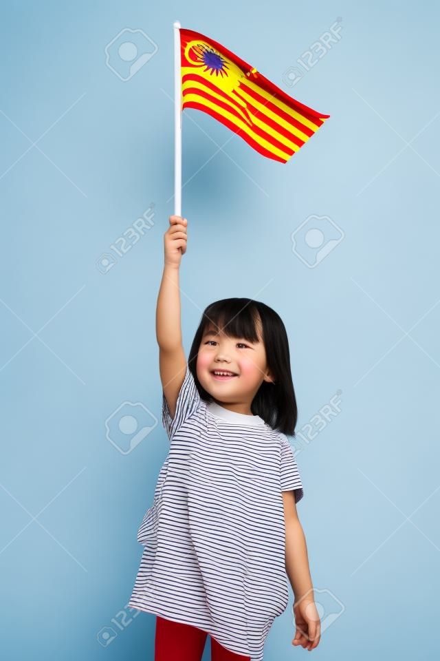 격리 된 흰색 배경에 말레이시아 국기와 함께 아시아 중국어 아이.