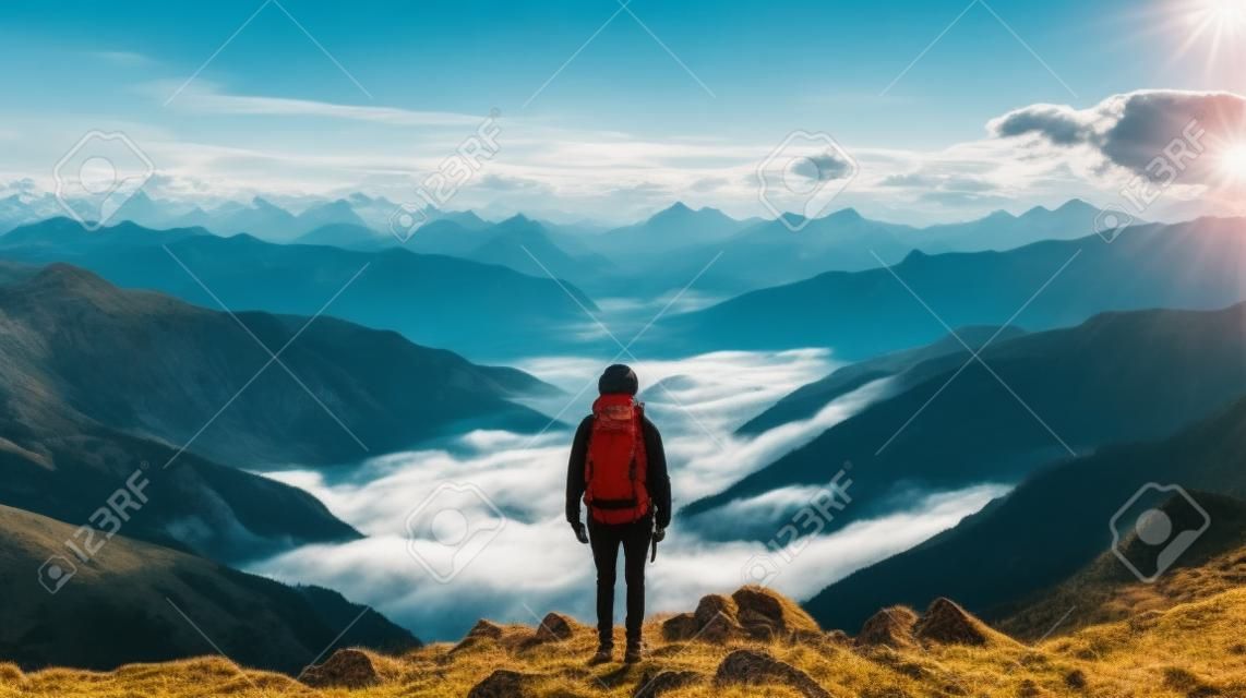 Wandelaar met rugzak die bovenop een berg staat en het uitzicht op de vallei bewondert met door AI gegenereerde beelden