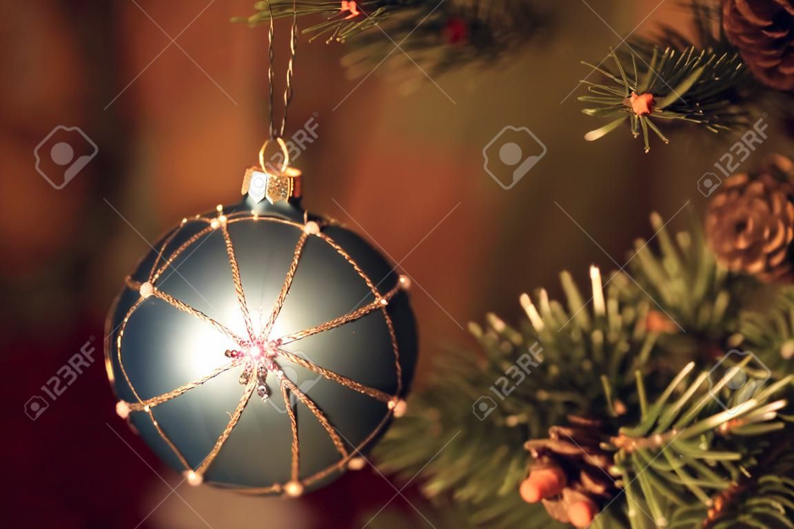 Décorations de Noël sur les branches de l'arbre du nouvel an