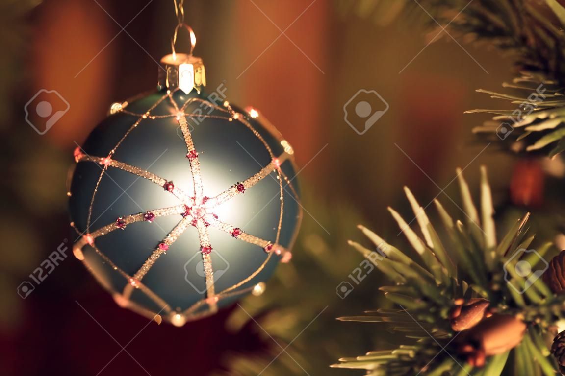 Decorazioni natalizie sui rami di nuovo anno albero
