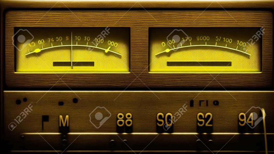 Painel de controle amarelo em um rádio analógico antigo. Feche acima de uma escala com um poder de sinal de medição de seta no dispositivo de áudio eletrônico vintage. Retro revival e conceito de nostalgia.