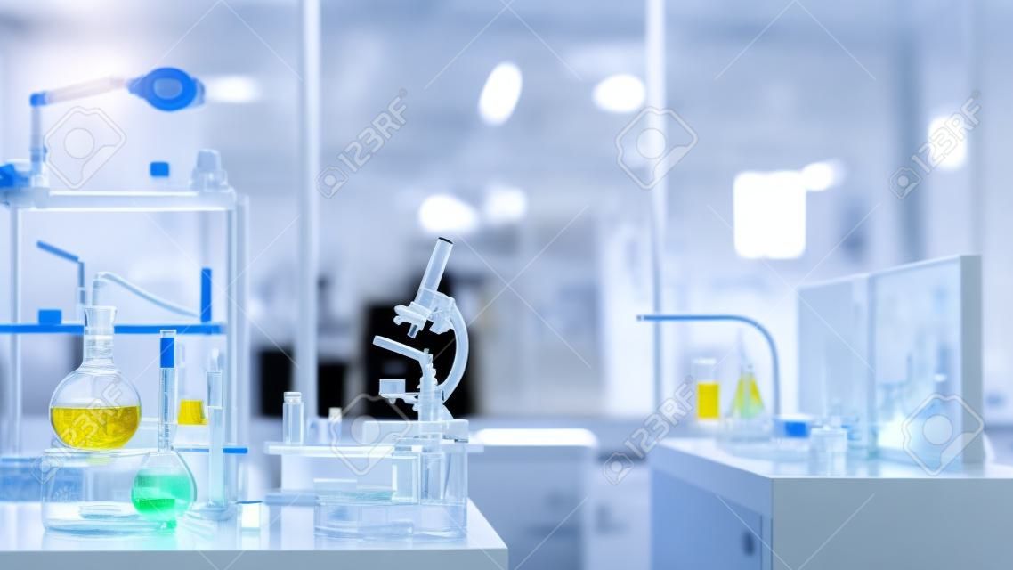 Laboratório de pesquisa médica moderno com microscópio e tubos de ensaio com produtos bioquímicos em cima do laboratório científico de mesa